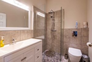 Luxury-apartment-for-rent-Punda-Curaçao-bathroom