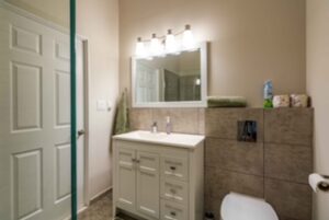 Luxury-apartment-for-rent-Punda-Curaçao-bathroom