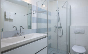 schönes-appartement-zu-vermieten-Ocean Resort-Curaçao Meeresaquarium-Badezimmer