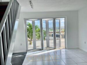 Bonito-apartamento-de-alquiler-y-vistas-preciosas-en-Salina-Curacao-salón