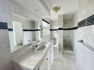 Leuk-appartement-te-huur- en-schitterend-uitzicht-in Salina-Curacao-badkamer
