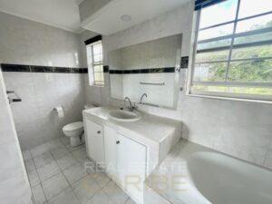Leuk-appartement-te-huur- en-schitterend-uitzicht-in Salina-Curacao-badkamer