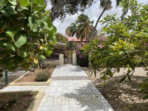 Geräumiges Tropenhaus-Rooi-Catootje-Curacao-zu-verkaufen-zu-mieten