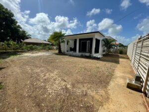 Modern-bungalow-for-sale-in-quiet-central-living-environment-surrounded-by-greenery-Curaçao-RealEstateCaribe-garden-electricgate
