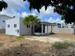 Moderner-Bungalow-zu-verkaufen-in-ruhiger-zentraler-Wohnumgebung-umgeben-vom-grünen-Curaçao-RealEstateCaribe-garden