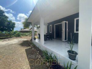 Moderner-Bungalow-zu-verkaufen-in-ruhiger-zentraler-Wohnumgebung-umgeben-von-Grün-Curaçao-RealEstateCaribe-porch