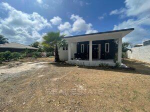 Moderner-Bungalow-zu-verkaufen-in-ruhiger-zentraler-Wohnumgebung-umgeben-vom-Grün-Curaçao-RealEstateCaribe-garden-house