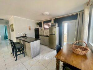 Moderner-Bungalow-zu-verkaufen-in-ruhiger-zentraler-Wohnumgebung-umgeben-von-Grün-Curaçao-RealEstateCaribe-kitchen