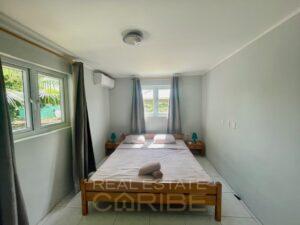 Moderner-Bungalow-zu-verkaufen-in-ruhiger-zentraler-Wohnumgebung-umgeben-von-Grün-Curaçao-RealEstateCaribe-bedroom