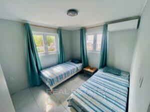 Moderne-bungalow-te-koop-in-rustige-centrale-woonomgeving-omringd-door-groen-Curaçao-RealEstateCaribe-slaapkamer