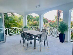Schlüssel-Wohnung-zur-Miete-an-Blauer-Bucht-Curacao-porch