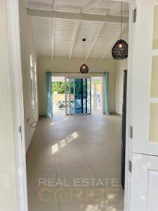 Beautiful-renovated-home-for-rent-on-resort-Lagunisol-Jan-Thiel-Curacao-livingroom-kitchen