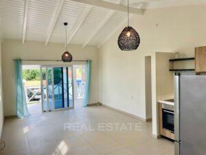 Beautiful-renovated-home-for-rent-on-resort-Lagunisol-Jan-Thiel-Curacao-livingroom-kitchen