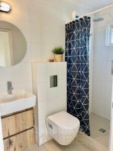 Beautiful-renovated-home-for-rent-on-resort-Lagunisol-Jan-Thiel-Curacao-bathroom