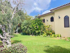 beautiful-Spanish-hacienda-style-villa-with-tropical-luxury-and-pool-in-Villapark-Zuurzak-for-sale