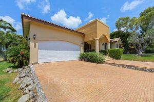 beautiful-Spanish-hacienda-style-villa-with-tropical-luxury-and-pool-in-Villapark-Zuurzak-for-sale