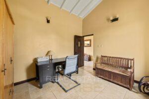 beautiful-Spanish-hacienda-style-villa-with-tropical-luxury-and-pool-in-Villapark-Zuurzak-for-sale